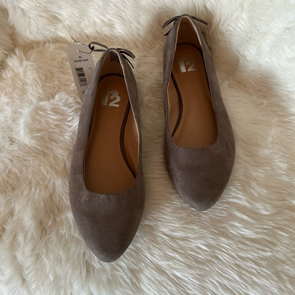 NWT R2 Sloane Taupe Size 7 Ballet Flats